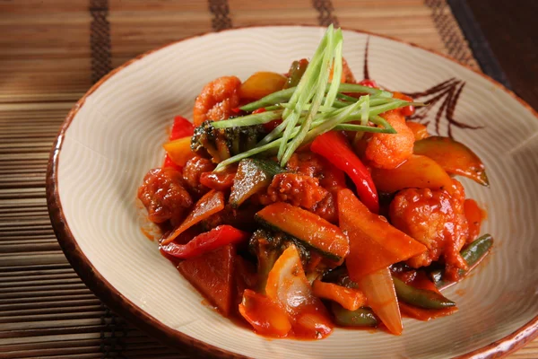 Çin usulü baharatlı soslu sebzeler.