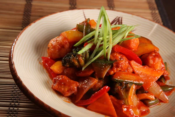 Çin usulü baharatlı soslu sebzeler.