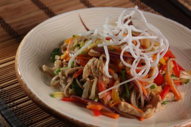 Çin usulü sebzeli erişte ve tavuk.