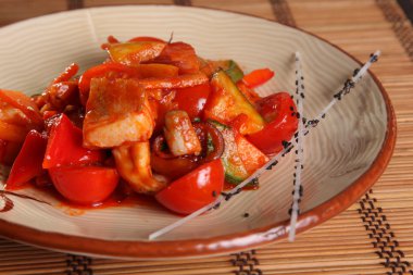 Çin usulü baharatlı soslu sebzeler.