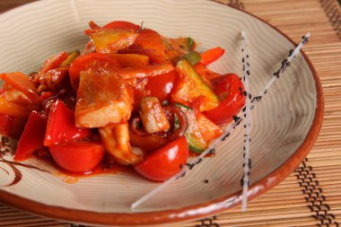 Çin usulü baharatlı soslu sebzeler.