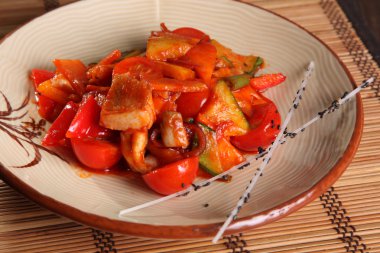 Çin usulü baharatlı soslu sebzeler.