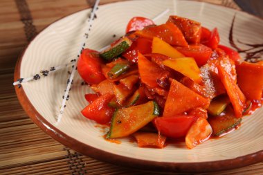 Çin usulü baharatlı soslu sebzeler.