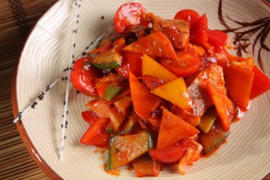 Çin usulü baharatlı soslu sebzeler.