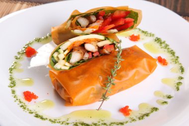 Doğu usulü sebzeli börekler tabakta