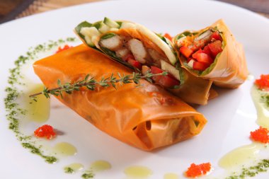 Doğu usulü sebzeli börekler tabakta