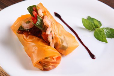 Karidesli yemek kağıtları tabakta Doğu usulü.