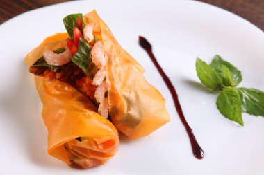 Karidesli yemek kağıtları tabakta Doğu usulü.