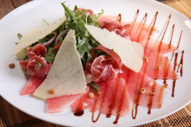 Peynirli ve karpuzlu Arugula Salatası