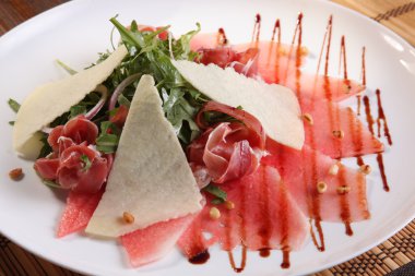 Peynirli ve karpuzlu Arugula Salatası