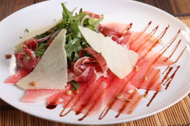 Peynirli ve karpuzlu Arugula Salatası