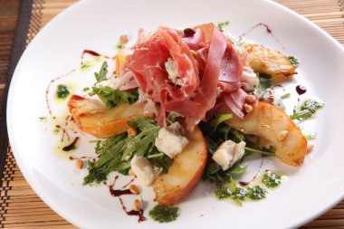 Armutlu salata ve tabakta et.