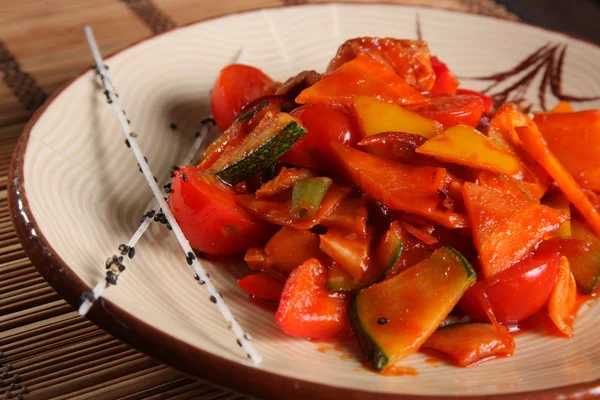 Légumes Dans Une Sauce Épicée Chinoise Sur Assiette — Photo