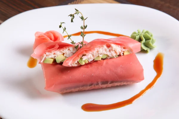 Brötchen Orientalischen Stil Mit Wasabisoße Auf Teller — Stockfoto