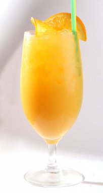 Beyaz arka planda turuncu ve buzlu kokteyl