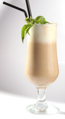 Beyaz arka plandaki orijinal kokteyl bardağı.