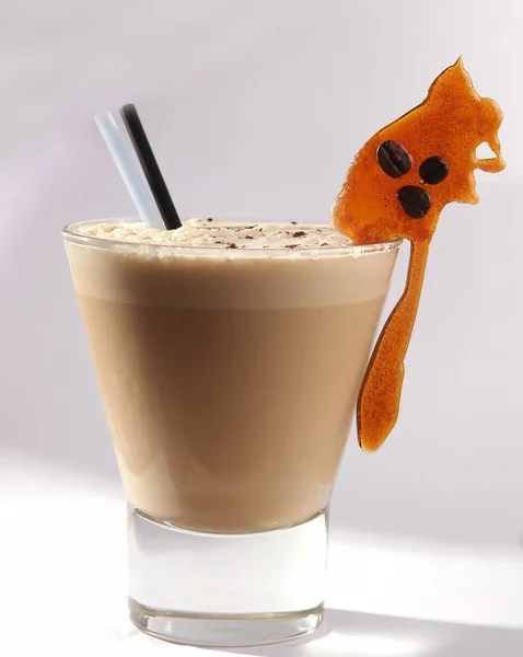 Kaffee Cocktail Mit Einem Strohhalm Auf Weißem Hintergrund — Stockfoto