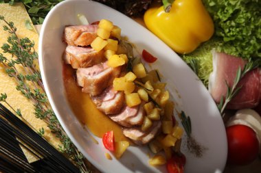 İtalyan usulü ananaslı ördek filetosu.