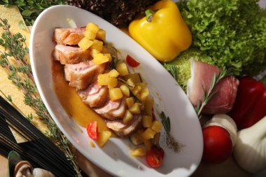 İtalyan usulü ananaslı ördek filetosu.