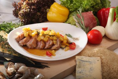 İtalyan usulü ananaslı ördek filetosu.