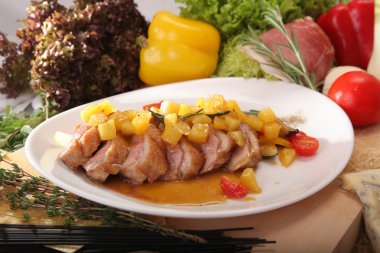 İtalyan usulü ananaslı ördek filetosu.