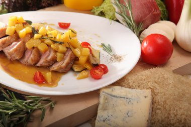 İtalyan usulü ananaslı ördek filetosu.