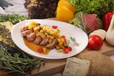 İtalyan usulü ananaslı ördek filetosu.