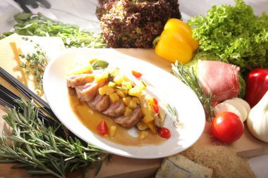 İtalyan usulü ananaslı ördek filetosu.