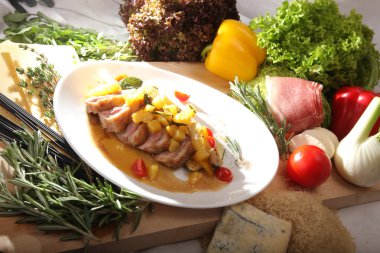 İtalyan usulü ananaslı ördek filetosu.