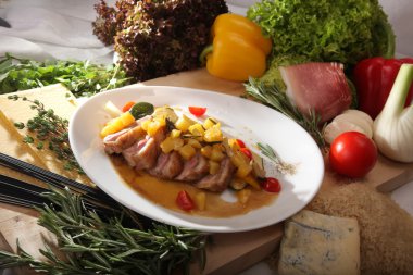 İtalyan usulü ananaslı ördek filetosu.