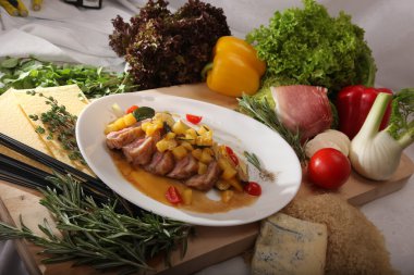 İtalyan usulü ananaslı ördek filetosu.