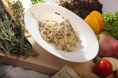 Tabağında krem soslu İtalyan tagliatelle.