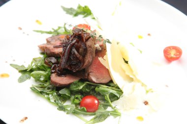 İtalyan usulü roka soslu biftek.