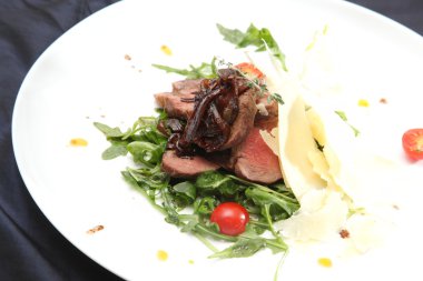 İtalyan usulü roka soslu biftek.