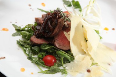 İtalyan usulü roka soslu biftek.