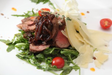 İtalyan usulü roka soslu biftek.