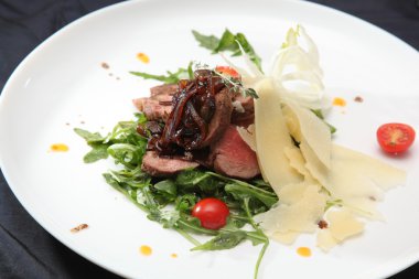 İtalyan usulü roka soslu biftek.