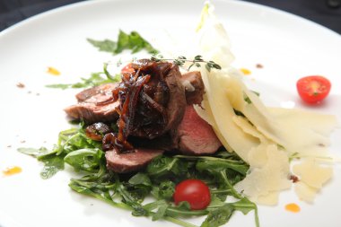 İtalyan usulü roka soslu biftek.