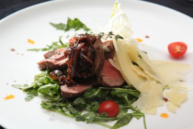 İtalyan usulü roka soslu biftek.