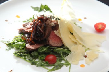 İtalyan usulü roka soslu biftek.