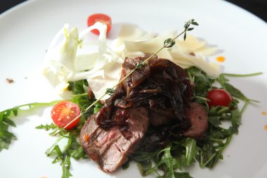 İtalyan usulü roka soslu biftek.