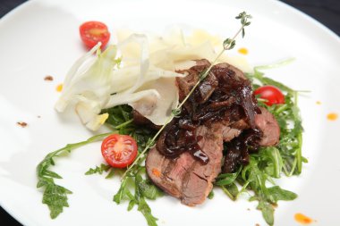 İtalyan usulü roka soslu biftek.