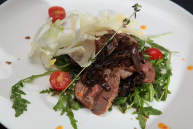 İtalyan usulü roka soslu biftek.