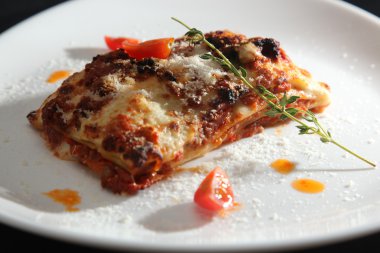 Beyaz plaka üzerinde İtalyan lazanya