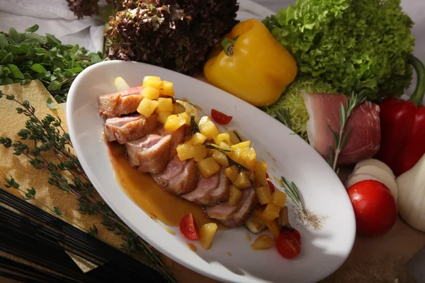 İtalyan usulü ananaslı ördek filetosu.