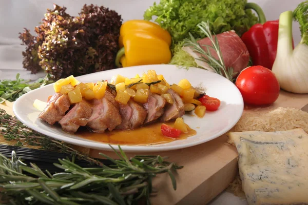 İtalyan usulü ananaslı ördek filetosu.