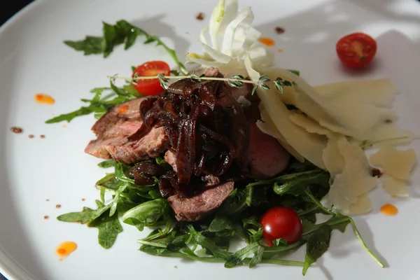 İtalyan usulü roka soslu biftek.