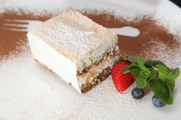 Dessert Tiramisù Con Bacche Sul Piatto — Foto Stock