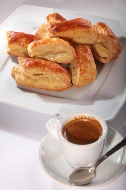 beyaz tabakta peynirli ekmek ve bir fincan kahve