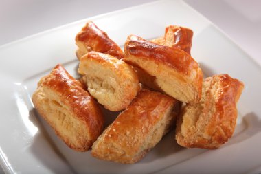 beyaz tabakta tatlı peynir ekmeği